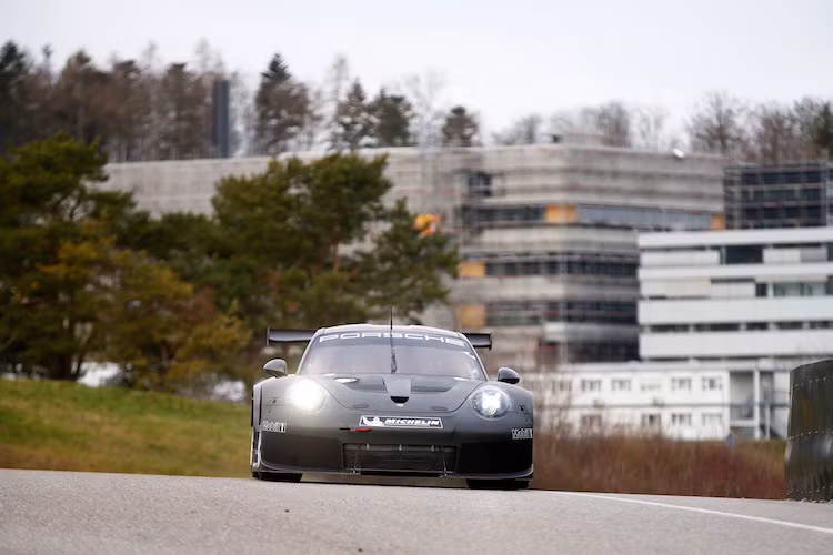 Điều này đã cho thấy rằng nhiều khả năng động cơ của 911 RSR đã được đặt sâu hơn về phía giữa thân xe, thay vì nằm hoàn toàn sau đuôi xe như những chiếc 911 thông thường. Ngoài ra, do các dòng 911 thương mai giờ đã được nâng cấp lên động cơ tăng áp nên nhiều khả năng 911 RSR mới cũng sẽ sử dụng công nghệ này.