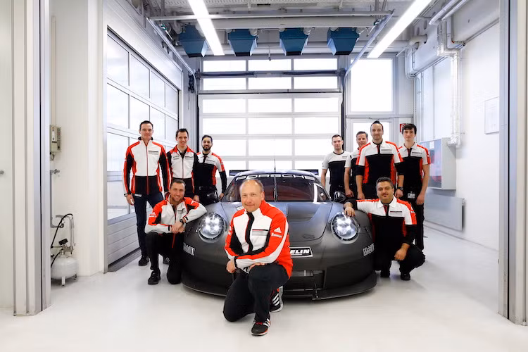 Ở những vòng thử nghiệm đầu tiên tại Weissach, phần lớn các tay đua của Porsche đã có những trải nghiệm ấn tượng đầu tiên với mẫu xe đua GTE 2017. Theo ông Marco Ujhasi, Quản lý dự án GT Motorsport cho biết, việc tổ chức cho nhiều tay đua cầm lái mẫu xe này trên đường thử trong màn ra mắt là chưa từng có tiền lệ trước đây.