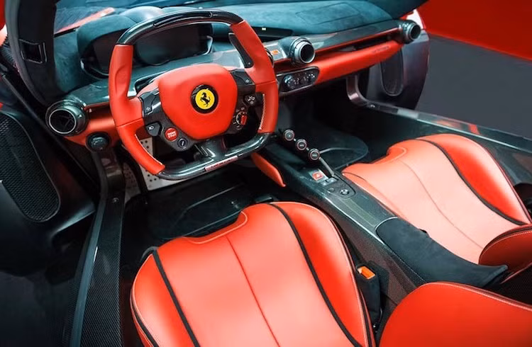 Tuy nhiên hiện vẫn chưa rõ Ferrari sẽ sử dụng mui vải bạt, mui cứng tháo lắp hoặc hoàn toàn không trang bị mui cho chiếc xe. Nội thất của LaFerrari Spider hứa hẹn cũng sẽ không có thay đổi đáng kể nào so với phiên bản coupe.