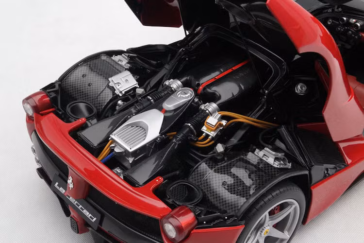 LaFerrari vẫn sẽ tiếp tục được trang bị khối động cơ V12 6.3l nạp khí tự nhiên 789 mã lực, bên cạnh mô-tơ điện 161 mã lực để đạt tổng công suất 950 mã lực cùng mô-men xoắn 950 Nm. Dù nặng hơn do phải gia cố thân xe để bỏ đi mui cứng, nhưng phiên bản Spider mới hứa hẹn sẽ vẫn có hiệu năng "ngang ngửa" LaFerrari Coupe.
