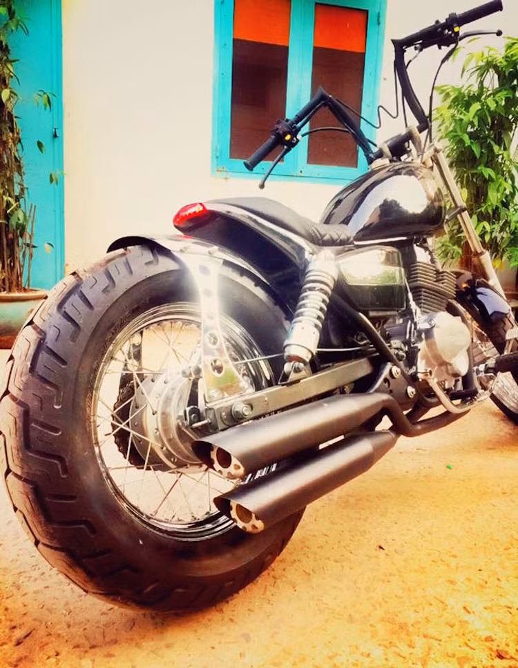 Khí thải từ động cơ 2 xi-lanh được dẫn ra hệ thống xả đôi nằm bên trái thân xe, với cả lon pô và cổ được sơn màu đen nhám rất "ngầu".