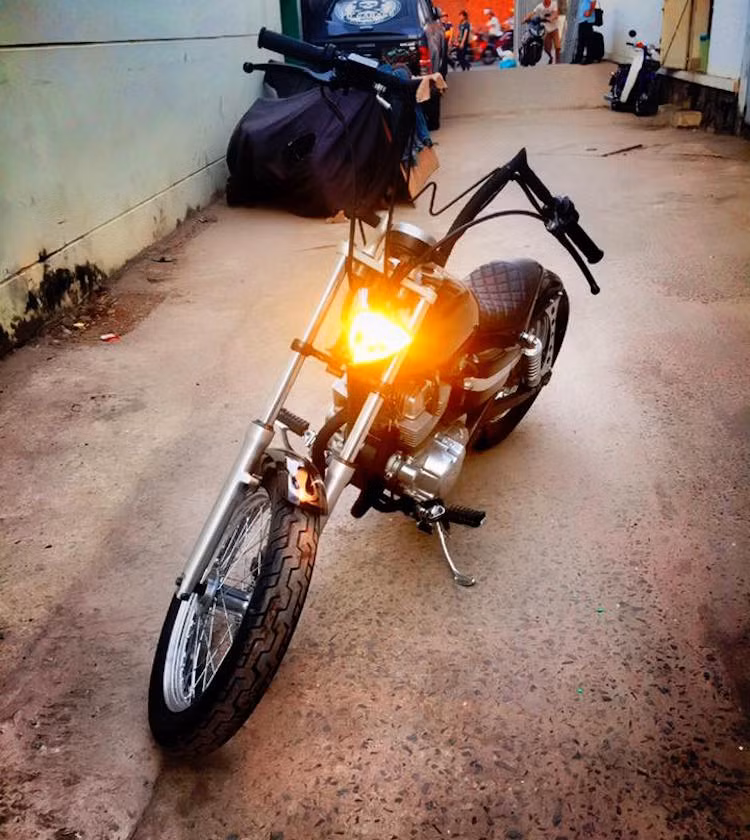 Ở dạng nguyên bản, Rebel có kiểu dáng cruiser khá "già", tuy nhiên chiếc xe lại là một nền tảng thích hợp để độ lên theo các phong cách như bobber hay chopper. Mới đây nhất, một xưởng độ tại Sài Gòn đã một lần nữa chứng minh điều này với bản độ bobber đơn giản từ Rebel.