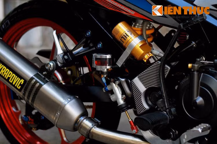 Ở phía sau, chủ xe đã thay bộ phuộc monoshock nguyên bản của Satria F150 bằng phuộc của hãng Ohlins nổi tiếng. Hệ thống phanh sau cũng đã được nâng cấp với tổng phanh Brembo và bình dầu Rizoma.