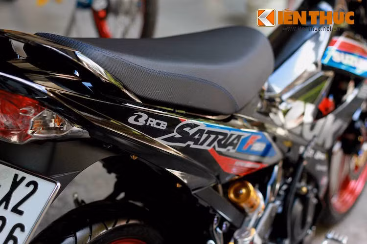 Yên xe nguyên bản được gọt đi phần ngăn cách giữa người ngồi trước và sau, trở nên "phẳng" và thể thao hơn theo phong cách drag.