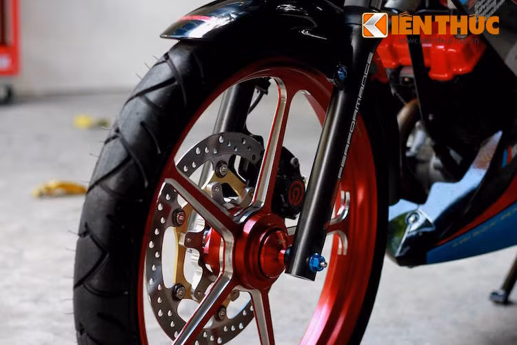 Tuy nhiên, không bằng lòng với xe nguyên bản, một số người chơi xe vẫn đã tiếp tục nâng cấp Satria F150, giống như chủ nhân của chiếc xe này. Trong số toàn bộ các chi tiết được gắn lên xe, nổi bật nhất là cặp mâm Racing Boy nhôm CNC 5 cây, có giá lên tới 20 triệu.