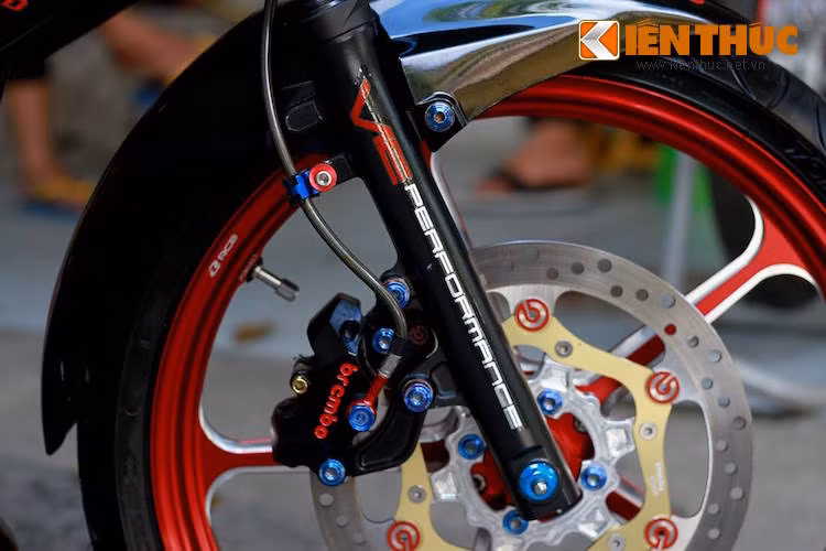 Chưa dừng lại ở đó, bánh trước của chiếc xe còn có các món đồ chơi như đĩa kiểng và heo Brembo, tạo điểm nhấn bên cạnh chiếc mâm đẳng cấp.