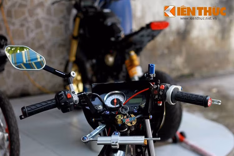 Ở phía trên ghi-đông, chiếc Satria F150 cũng được gắn thêm nhiều món phụ tùng là niềm "khao khát" của dân chơi như cùm phanh/côn Brembo, trợ lực Ohlins,...