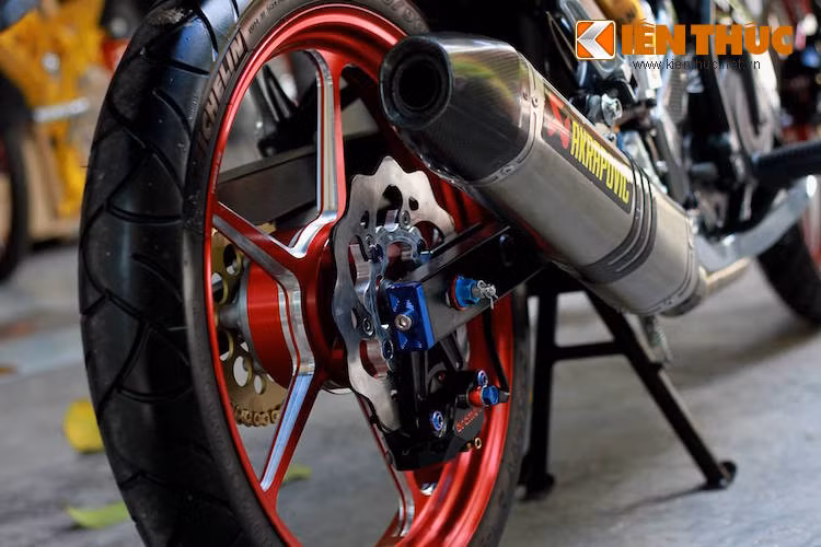 Đĩa hoa kiểng và heo Brembo pát ngược giúp hoàn thành hệ thống phanh. Bánh sau vẫn sử dụng mâm CNC cùng cặp lốp Michelin Sporty. Cây pô Akrapovic giúp "phô diễn" âm thành trầm đặc trưng của khối động cơ DOHC 150 cc trên Satria F150 một cách ấn tượng nhất.