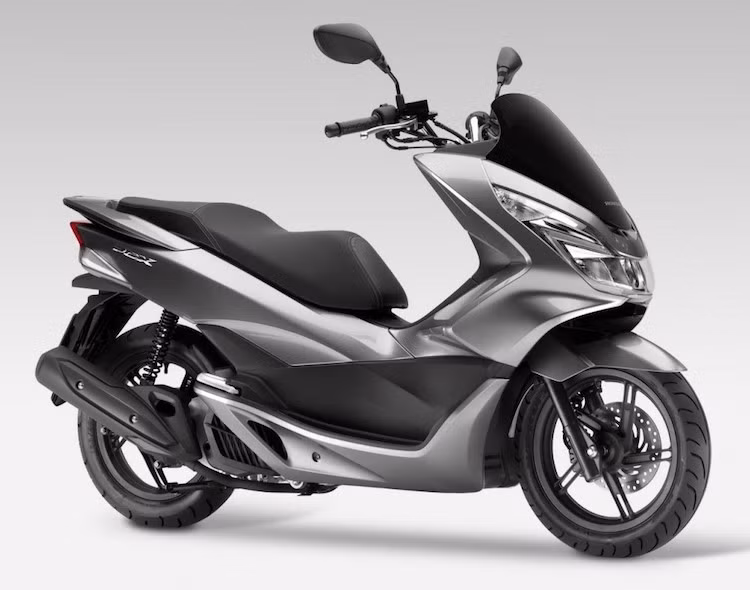 PCX 125 2017 vẫn tiếp tục sử dụng khối máy SOHC 1 xi-lanh 124,9 cc phun nhiên liệu điện tử PGM-FI giống như phiên bản trước, tuy nhiên Honda đã phải nâng cấp để khí thải từ động cơ đạt tiêu chuẩn Euro 4 trong khi vẫn giữ nguyên công suất.