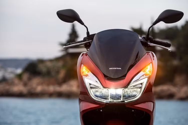 Nâng cấp đáng kể nhất của PCX 2017 đó là đèn trước của chiếc xe đã được nâng cấp lên đèn full LED cao cấp, khiến cho dòng xe này càng trở nên cao cấp so với các đối thủ.