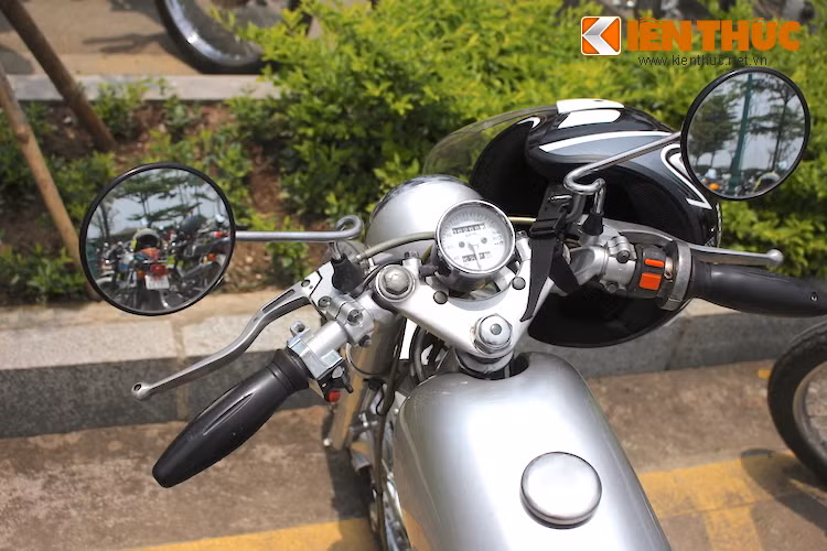 Để tăng tính thể thao cho xe, tay lái đã được thay bằng cặp tay clip-on gọn gàng theo phong cách cafe racer. Xe chỉ có một đồng hồ duy nhất chỉ báo tốc độ.