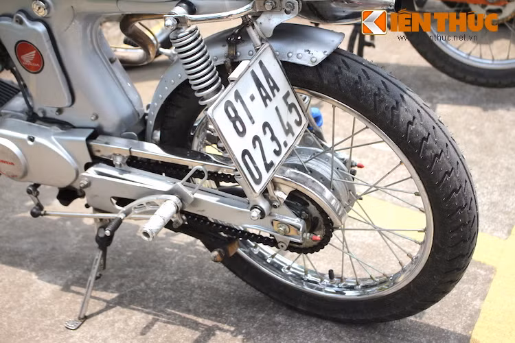 Để tạo tư thế lái cafe racer, bộ số gảy đã được lắp lùi về phía gắp sau. Tương tự như dè trước, dè sau của xe đã được cắt gọn và bắn đinh tán.