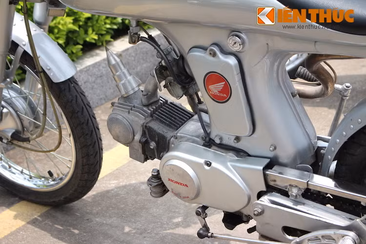 Trong khi EVE được Bandit9 cung cấp với 2 tùy chọn động cơ là 90 hoặc 125 cc thì chiếc 67 độ này vẫn sử dụng động cơ 50 cc nguyên bản.