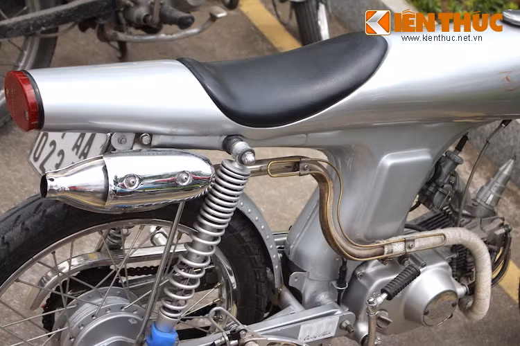 Ở bên phải, ống xả của xe đã sử dụng cổ pô uốn vuông góc theo hình dáng khung của 67 đầy điệu nghệ, cùng pô "quả nhót" rút gọn độc đáo được gắn cao.