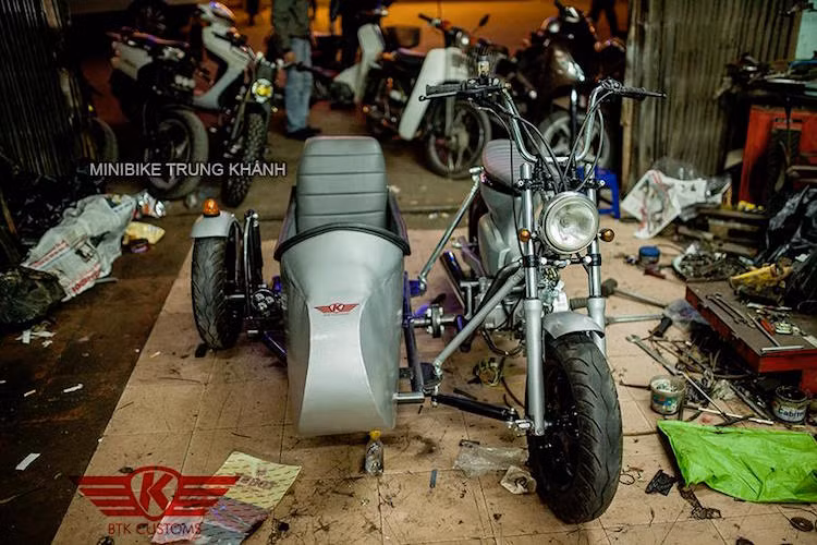 Là một chiếc "xít-đờ-ca", chiếc Super Cub đã có thêm một bánh so với nguyên bản. Cả 3 bánh xe đều có mâm đúc 13 inch bản lớn được lấy từ Honda @ trước đây, đi cùng với những chiếc lốp rộng 130 mm.