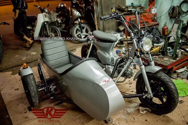 Cùng với một số chi tiết độ thủ công khác, chiếc Honda Super Cub độ đã hoàn toàn "lột xác" để trở thành một mẫu xe ba bánh độc đáo, sẵn sàng cùng chủ nhân sẵn sàng rong ruổi trên mọi cung đường.