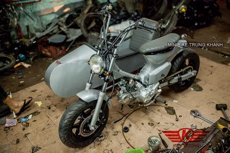 Với bản độ Honda Super Cub Sidecar này, xưởng độ Minibike Trung Khánh tại Hà Nội muốn hướng tới một mẫu xe đem tới cảm giác thoải mái và tin cậy khi đi đường dài.