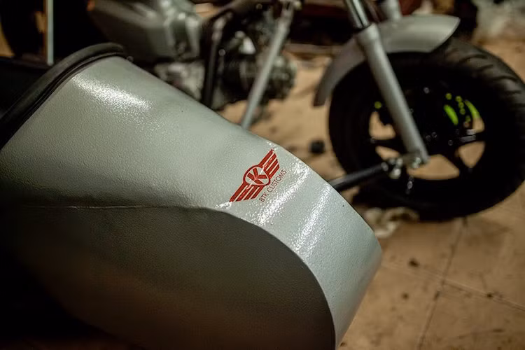 Sau khi hoàn thiện, toàn bộ phần thùng cùng thân xe đã được sơn trong tông màu bạc sáng nổi bật hơn, với nước sơn vân búa có bề mặt xù xì cực kỳ độc đáo và lạ mắt.