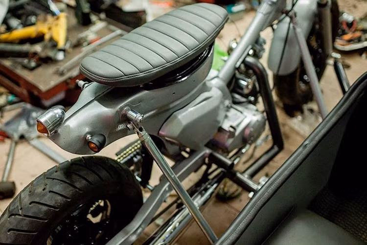 Do được lắp thêm thuyền nên hệ thống giảm xóc sau của chiếc Cub đã phải đổi sang dạng monoshock, thay vì phuộc kép như nguyên bản. Bản thân thuyền xe cũng đã được gắn với khung một cách chắc chắn thông qua cơ cấu khung thép ống dày, kèm theo các tay đòn linh hoạt.