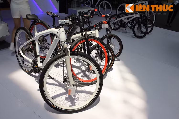 Những mẫu xe đạp của các stunter sử dụng có thể được tìm thấy trong khu vực phụ kiện, cùng với các "đồ chơi" liên quan tới BMW khác như mũ, áo, đồng hồ cao cấp...