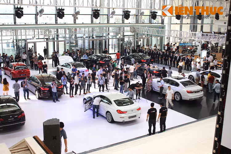 BMW World Vietnam 2016 với chủ đề “Future of the automobile” (Định hướng tương lai) là 1 triển lãm qui mô lớn nhất dành riêng cho thương hiệu đứng đầu thế giới trong phân khúc hạng sang từ tập đoàn BMW với số lượng lớn các mẫu xe trưng bày từ 4 thương hiệu thuộc tập đoàn BMW là BMW, MINI, BMW Motorrad và Rolls-Royce.