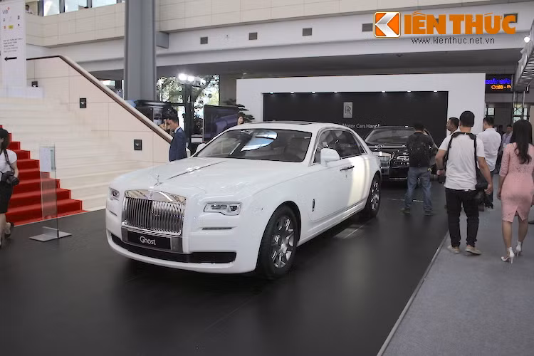 Dù không phải là nhà phân phối chính thức của thương hiệu xe siêu sang Rolls-Royce nhưng Euro Auto đã hợp tác cùng Regal Auto để bố trí một khu vực trưng bày riêng, nằm ngay cạnh MINI.