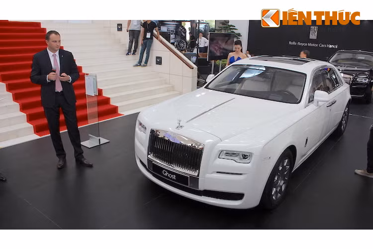 Đây là lần đầu tiên phiên bản Rolls-Royce Ghost Series II được trưng bày trước đại chúng tại Việt Nam. Sau ngày 1/7, Ghost sẽ là một trong những dòng xe đắt nhất Việt Nam, với giá hơn 40 tỷ do mức thuế nhập khẩu mới.