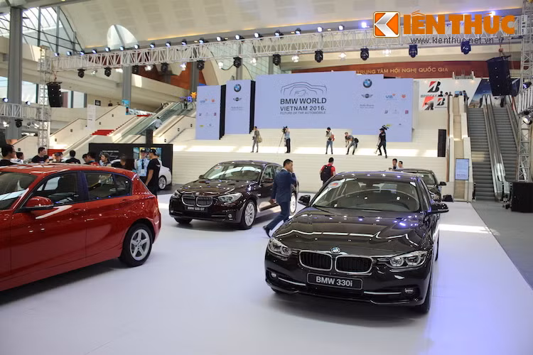 Là thương hiệu "mẹ" BMW đương nhiên sẽ có khu vực trưng bày lớn nhất, chiếm hết sảnh giữa của Trung tâm hội nghi Quốc gia và thậm chí còn "lấn" một chút sang bên cánh trái.