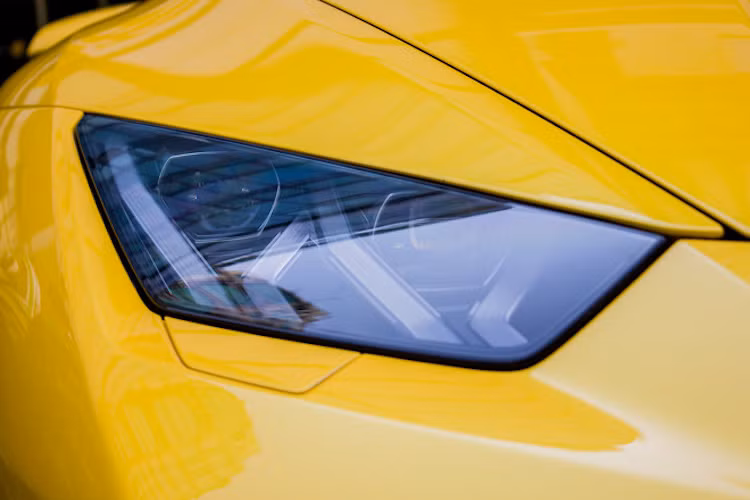 Dù mới chỉ sở hữu chiếc xe từ khoảng cuối hè, đầu thu 2015 nhưng vị đại gia địa ốc đã nhanh chóng có được biển số đẹp 51F-688.88 cho xe. Biển số này còn đánh dấu ý nghĩa là chiếc siêu xe thứ 2 được đại gia này mua sau một chiếc R8 mui trần, với biển 588.88.