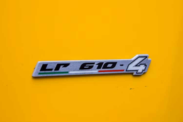 Tên gọi đầy đủ của chiếc xe là Lamborghini Huracan LP610-4. Trong đó "LP" là chữ viết tắt tiếng Ý longitudinale/posteriore, nghĩa là động cơ đặt dọc nằm giữa thân xe, số 610 chỉ công suất động cơ tính theo đơn vị PS và số 4 tượng trưng cho hệ dẫn động 4 bánh.