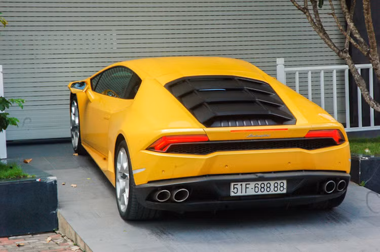 Được biết đây chính là chiếc Lamborghini Huracan thứ 3 về tới Việt Nam trong năm 2015, sau chiếc màu xám chính hãng và màu xanh lá của đại gia Phan Thành tặng sinh nhật em trai.