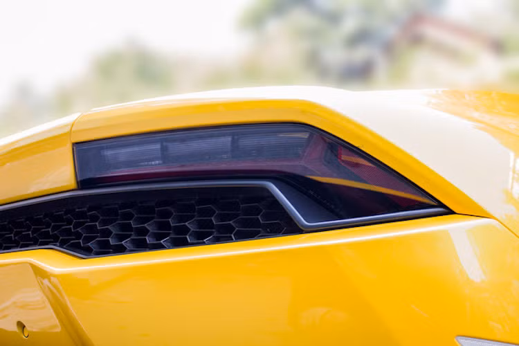 Xe sử dụng động cơ 5.2L V10, sản sinh công suất 610 mã lực tại 8.250 v/ph, mô-men xoắn cực đại 560Nm tại 6.500 v/ph. Huracan có thể tăng tốc từ 0-100 km/h trong 3,2 giây, vận tốc tối đa 325 km/h.