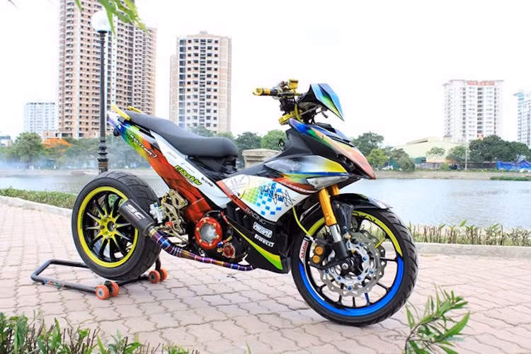 Chủ nhân của chiếc Yamaha Exciter 150 này là một người chơi xe có tiếng sống tại khu vực hồ Đền Lừ, Hà Nội. Cũng độ chiếc Exciter với bánh lớn giống nhiều biker ở Sài Gòn, nhưng anh đã lựa chọn cho mình cách "lên mâm" hoàn toàn khác.