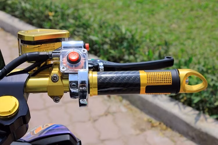 Trên tay lái của xe cũng có các món đồ chơi "hàng hiệu" như bao tay Rizoma, cùm công tắc rút gọn độc đáo...