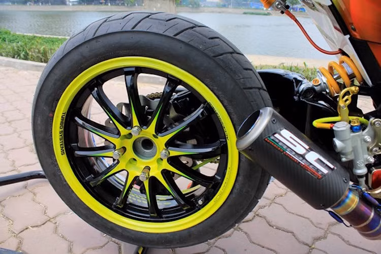 Lốp sau có bản rộng 150, xung quanh là dàn để chân nhôm CNC, phuộc bình dầu rời, tổng phanh sau Brembo và pô Titan SC.