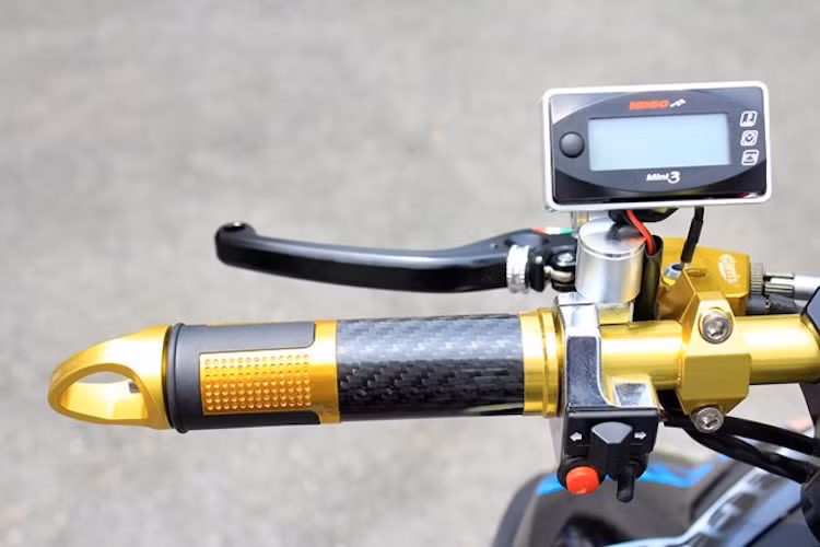 Đồng hồ điện tử zin của Exciter 150 độ vẫn tiếp tục được giữ lại, tuy nhiên một đồng hồ Koso Mini 3 đã được gắn thêm ở bên trái tay lái, cung cấp các thông tin như nhiệt độ máy, báo bình ắc quy và đồng hồ.