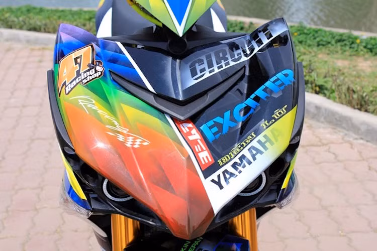 Toàn bộ dàn vỏ đã được sơn tem đấu đầy màu sắc, trong khi bộ đèn demi trước của xe nay đã có thêm các vòng sáng LED cực "cool".