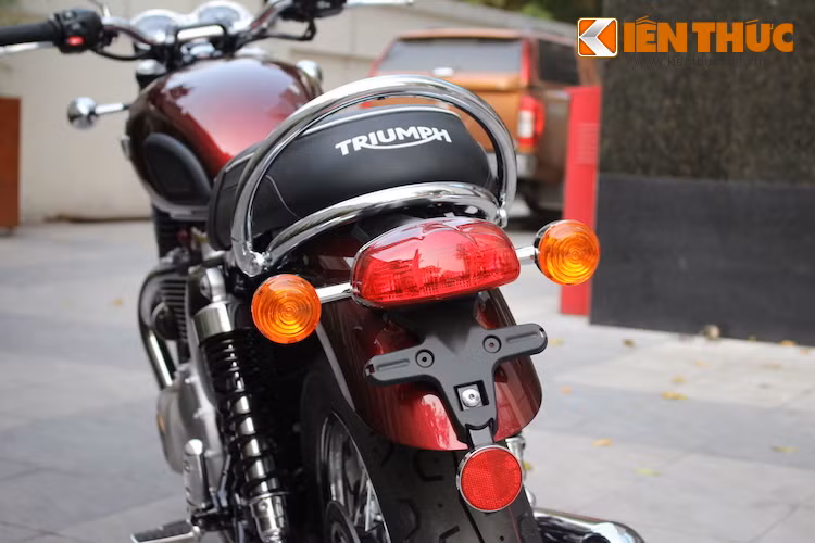 Cụm đèn hậu của Bonneville T120 mới cũng có sự thay đổi lớn với chóa đèn hậu lớn hơn nhiều, rộng ngang so với dè sau của chiếc xe.