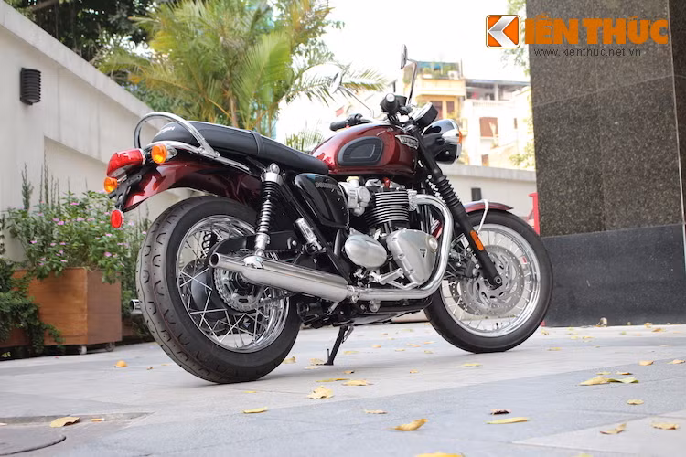 Với phần đuôi được thiết kế cao hơn chỉ một chút xíu, Bonneville T120 đã trở nên thể thao và bớt "già" hơn hẳn so với phiên bản T100 trước đây.