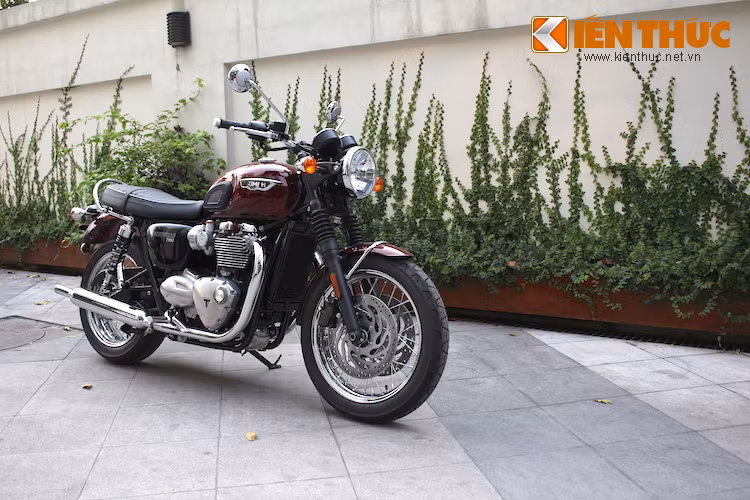 Những chiếc Triumph Bonneville T120 đầu tiên đã được nhập về Việt Nam bởi showroom môtô phân khối lớn tư nhân tại Hà Nội, mẫu xe này hiện có giá bán khoảng hơn 550 triệu đồng.