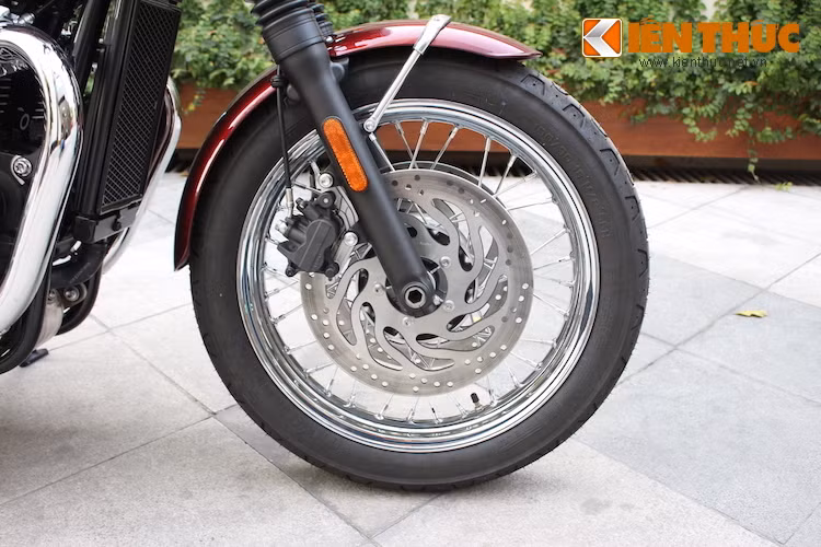 Vẫn dùng cặp vành căm cổ điển, nhưng hệ thống phanh trước của Bonneville T120 đã được nâng cấp lên đĩa kép, thay vì chỉ sử dụng đĩa đơn như thế hệ trước. Lốp trước có bản 100/90/18.