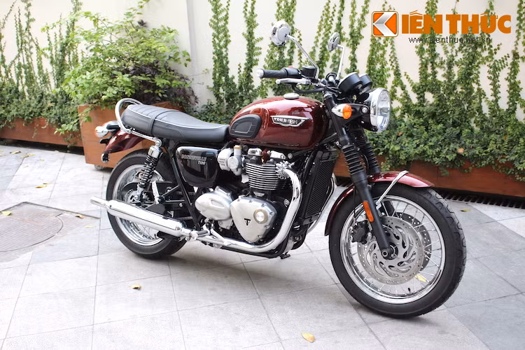 Giống các dòng Bonneville từ xưa tới nay, thiết kế của Bonneville T120 mang đậm phong cách cổ điển và nếu không có một số chi tiết hiện đại như phanh đĩa, chắc chắn nhiều người sẽ nghĩ rằng nó là một mẫu xe cổ được sản xuất từ thế kỷ trước.