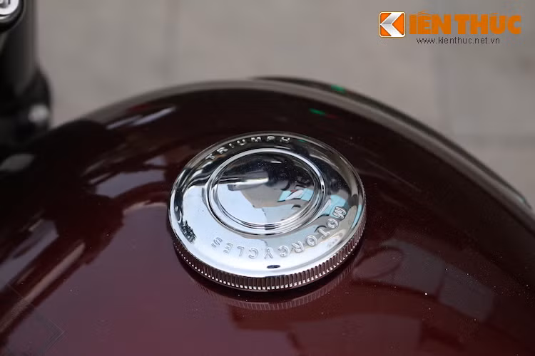 Nắp bình xăng của xe được mạ chrome bóng loáng, với dòng chữ Triumph Motorcycles được đúc ở phía trên nhằm khẳng định truyền thống lâu đời và đáng tự hào của thương hiệu này.