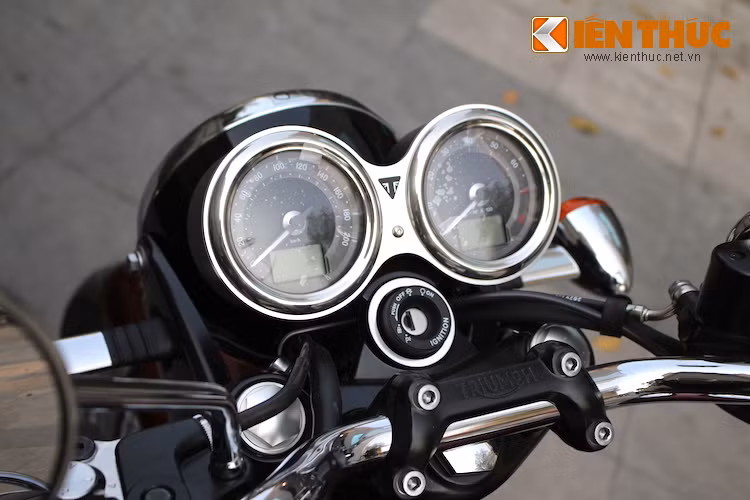 Cặp đồng hồ mang kiểu dáng cổ điển của Bonneville nay đã có thêm 2 màn hình LCD nhỏ chỉ báo các thông tin khác nhau. Ngoài ra xe còn có một số tiện ích như tay lái có sưởi 3 nấc và cổng sạc USB.