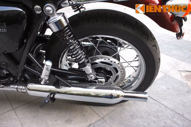 Xe vẫn được trang bị hệ thống xả kép với lon pô dạng chai giống thế hệ Bonneville T100 trước. Lốp sau vẫn có bản 130/80/17 và sử dụng dòng lốp Pirelli Phantom.
