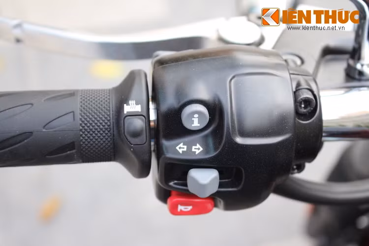 Mặc dù mang kiểu dáng cổ điển nhưng Bonneville T120 đã được trang bị đầy đủ các công nghệ hỗ trợ điện tử trên những chiếc xe máy hiện đại, có thể kể tới bao gồm hệ thống kiểm soát lực kéo, ABS, tay ga điện tử, hệ thống lái 2 chế độ Road &amp; Rain, tay lái có sưởi...