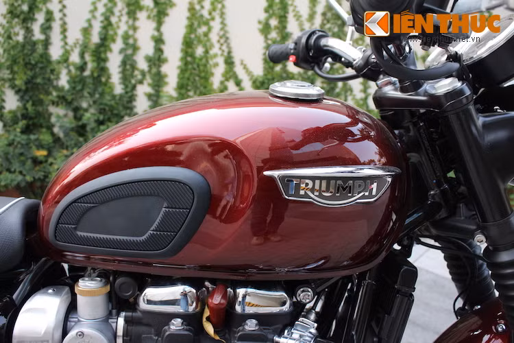 Trên bình xăng xe vẫn được ốp 2 má cao su chống trượt kiểu cổ điển, kèm theo logo Triumph nổi. Xe sẽ có 2 phiên bản chính là T120 thường với 4 màu sơn khác nhau, cùng với bản T120 Black với màu đen bóng hoặc đen mờ toàn thân. Chiếc Bonneville T120 tại Việt Nam này có màu đỏ đun ánh kim đầy nhã nhặn, nhưng đồng thời cũng rất nổi bật.