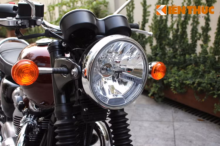 Giống như thế hệ T100 trước đây, Bonneville vẫn giữ nguyên thiết kế phần đầu đơn giản với đèn pha dạng "gáo dừa" lớn ở phía trước. Tuy nhiên bên trong chóa pha của xe nay đã có thêm logo nổi chữ T ở chính giữa, kèm theo dòng chữ Triumph ở dưới đáy.