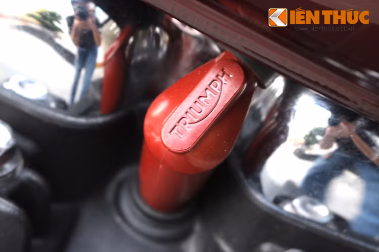 ... Hay thậm chí là nắp bugi. Điều này đã cho thấy sự cầu kỳ tới từng tiểu tiết của thương hiệu môtô nổi tiếng nước Anh.