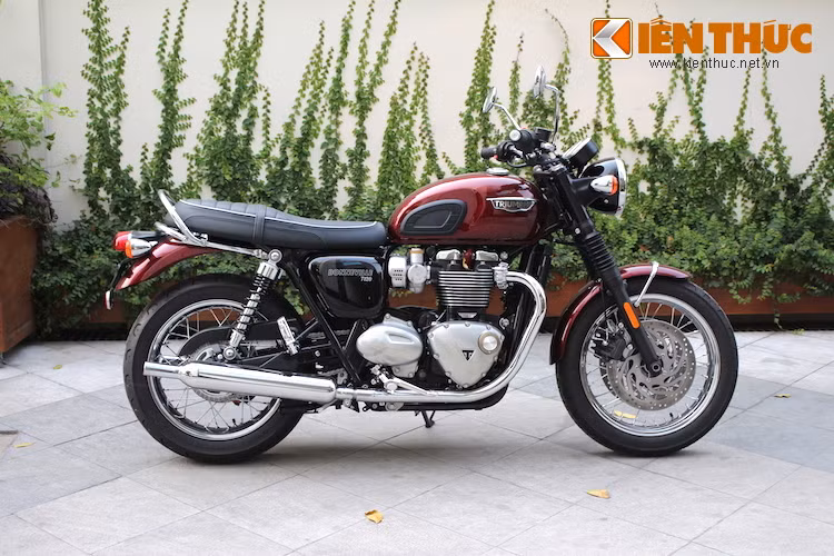 Nếu chỉ nhìn lướt qua từ hai bên thân xe, rất khó để có thể nhận ra những điểm khác biệt của Bonneville T120 so với T100. Tuy nhiên nếu để ý kỹ hơn, có thể thấy rằng phần đuôi sau của chiếc xe mới đã được làm "vểnh" hơn, bên cạnh những điểm khác biệt ở động cơ và bánh trước.